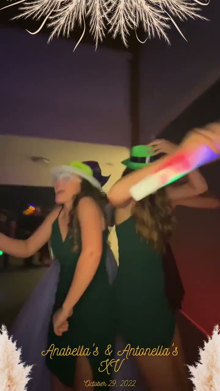 The court takes the platform, Quinceañeras